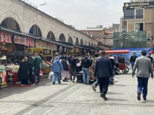 Tam kapanma öncesi Eminönü’nde alışveriş yoğunluğu