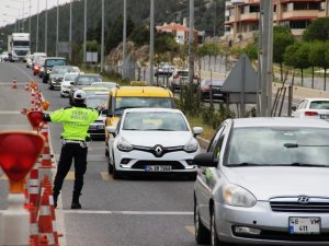 Turistik ilçelerin geçiş güzergahında kilometrelerce araç kuyruğu oluştu
