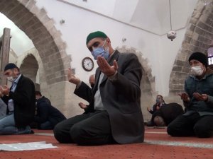 600 yıllık tarihi camide hatim geleneği sürdürülüyor