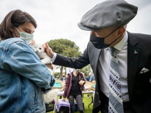 Kedi ve köpek sahiplenenlere sepetler Başkan Tunç Soyer’den