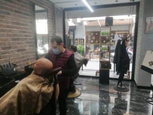 Tam kapanma öncesi kuaför ve berberlerde yoğunluk oluştu