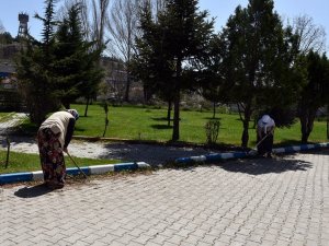 İscehisar’da park ve bahçelerde bakım çalışması başlatıldı