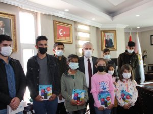 AK Parti İl Başkanı Özbek’ten 15 öğrenciye tablet desteği