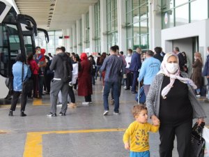 Otogarda kısıtlama öncesi büyük yoğunluk