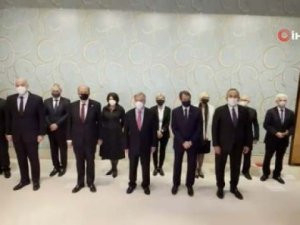 Cenevre’de akşam yemeği öncesi aile fotoğrafı