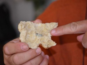 İftarlık pidenin içinden 3 santimlik vida çıktı