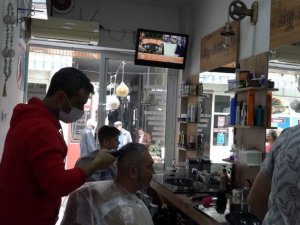 Kuşadası’nda tam kapanma öncesi berberlerde yoğunluk oluştu