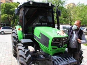 Arkadaşlarına kızdı, otomobilini bırakıp traktör aldı