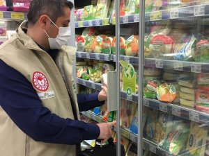 Halkın sağlığı için gıda kontrol görevlileri sahada