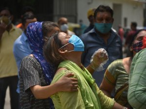 Hindistan’da salgında yeni rekor: Son 24 saatte 379 bin 257 vaka, 3 bin 645 ölüm