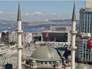 Taksim Camii, Çamlıca Camii ile aynı karede