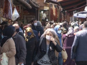Tam kapanma öncesi Eminönü’nde yoğunluk