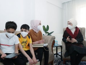 Emine Erdoğan, Suriyeli bir aileyi ziyaret etti