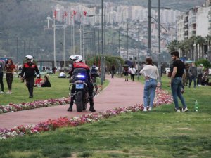 Sokakları terk etmek için polis uyarısını beklediler