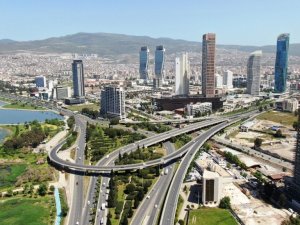İzmir caddeleri tam kapanmada sakin kaldı