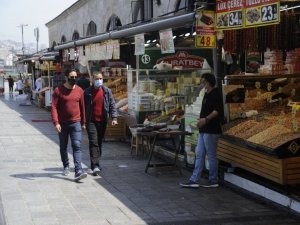Kısıtlamadan muaf Eminönü esnafı turistlere hizmet veriyor