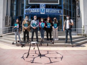 Kuşadası Belediyesi’nin kadın drone pilotları belgelerini aldı