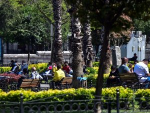 Fatih’te kısıtlamaya uymayanlar parkları doldurdu