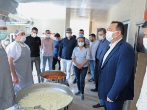 Akhisar Belediyesi aşevinde kazan kaynamaya başladı