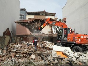 Gaziemir’de riskli yapılar yıkılıyor