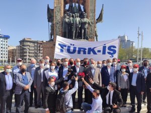 TÜRK-İŞ Cumhuriyet Anıtı’na çelenk bıraktı