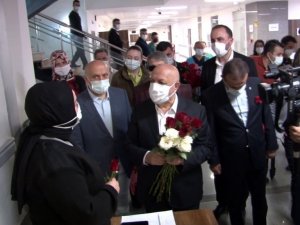 Hak-İş üyelerinden sağlık çalışanlarına karanfil