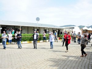 Başkan Çalkaya, işçilerle halay çekip 1 Mayıs’ı kutladı
