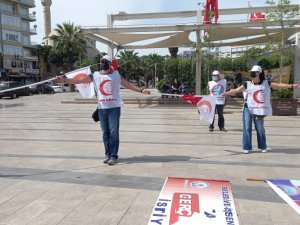 Polis mesafe denetimi yaptı, sendikacılar 1 Mayıs halayını böyle çekti