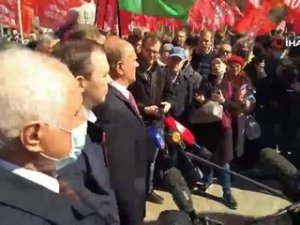 Rusya’daki 1 Mayıs gösterisinde maske takmayan “Sol Cephe” liderine gözaltı