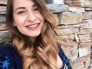 Esra öğretmen öğrencilerinin gözü önünde beyin kanaması geçirerek hayatını kaybetti