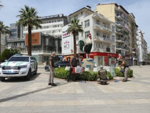 Tam kapanma sürecinde sokak hayvanlarını polis unutmadı