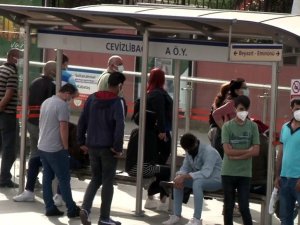 İstanbul’da toplu taşıma duraklarında yoğunluk
