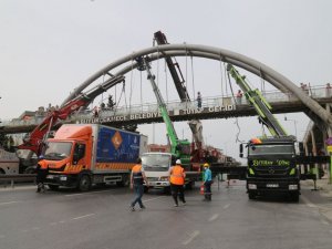 Büyükçekmece’nin iki yakasını birleştiren üst geçit yenileniyor
