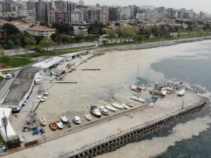 Caddebostan Sahili’nde deniz salyası tedirginliği artarak devam ediyor