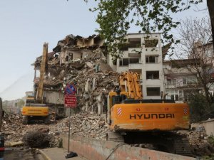 Eyüpsultan’da riskli yapıların yıkımı sürüyor