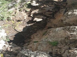 Mehmetçik, PKK’lı teröristlere ait sığınak ve mühimmatları temizlemeye devam ediyor