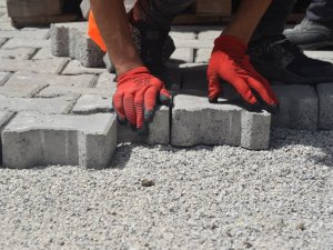 Yunusemre’nin 5 mahallesinde parke taşı döşeniyor