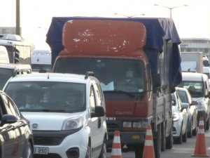 Tam kapanmada Mahmutbey Gişeler’de trafik yoğunluğu