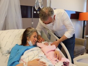 47 yaşında 15. tüp bebek uygulaması ile bebekleri olan çiftin görülmeye değer mutluluğu