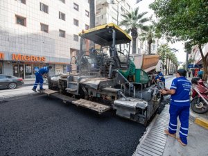 Başkan Soyer, Talatpaşa Bulvarı’ndaki asfalt çalışmalarını inceledi