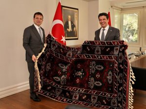 Turgay Genç, İmamoğlu’na Döşemealtı halısı hediye etti