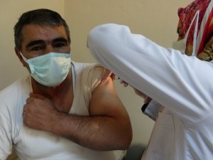 Aşı olmak istemeyen vatandaşlar telefonla aranarak ikna ediliyor