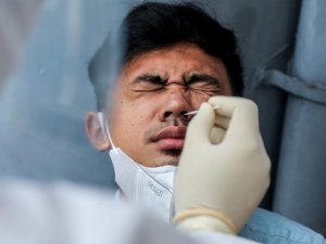 Endonezya’da Covid-19 test çubuklarının yıkanıp tekrar kullanıldığı ortaya çıktı