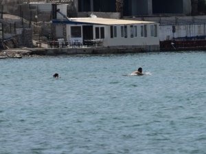 Kısıtlama dinlemediler, tenha yerlerde denizin keyfini yaşadılar