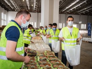 İzmir Büyükşehir hem üreticiye hem dar gelirli ailelere destek oluyor