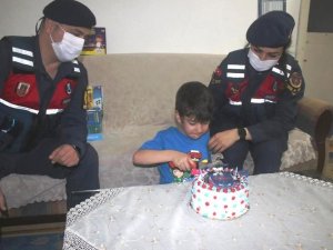 Babası Şırnak’ta asker olan çocuğa jandarmadan doğum günü sürprizi