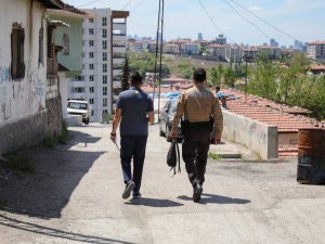 PTT “evde sosyal yardım ödemesi” kapsamındaki ücretleri adreslere teslim ediyor