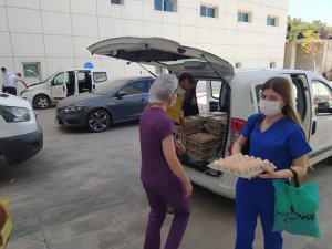 Sağlık çalışanlarına yumurta ile teşekkür etti