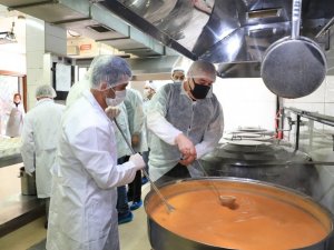 Radyocular yemek kazanlarının başına geçti
