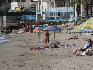 Kuşadası’nda turistler sahile akın etti